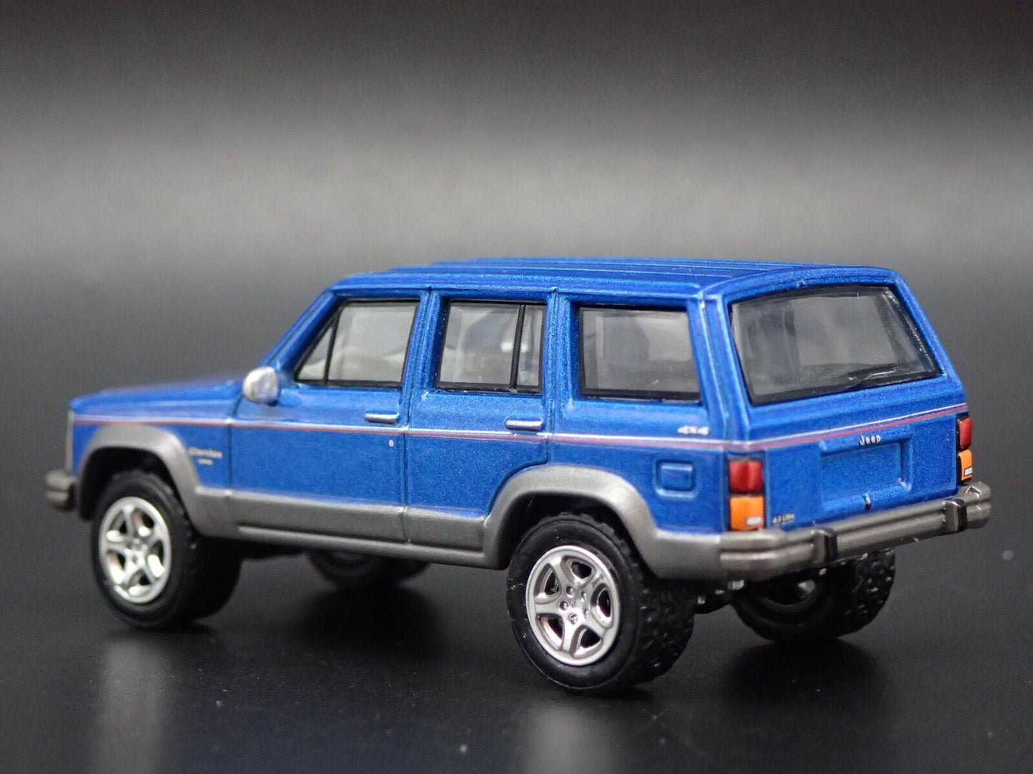 1984-2001 JEEP CHEROKEE LIMITED XJ 4 DOOR 1:64 SCALE DIORAMA DIECAST MODEL CAR