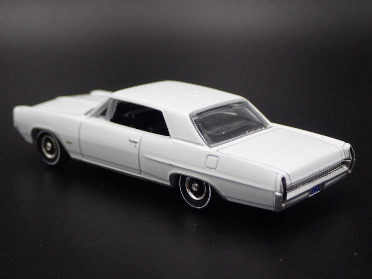 1964 64 PONTIAC GRAND PRIX 1:64 SCALE COLLECTIBLE DIORAMA DIECAST MODEL CAR-Burning Rubber Toy Company