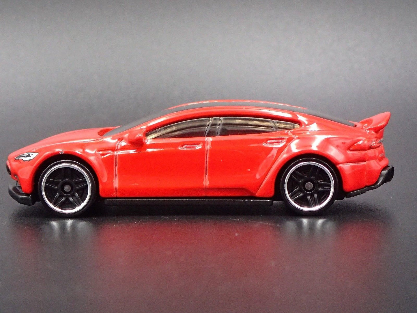2012-2016 TESLA MODEL S RED 1/64 SCALE COLLECTIBLE DIORAMA DIECAST MODEL CAR