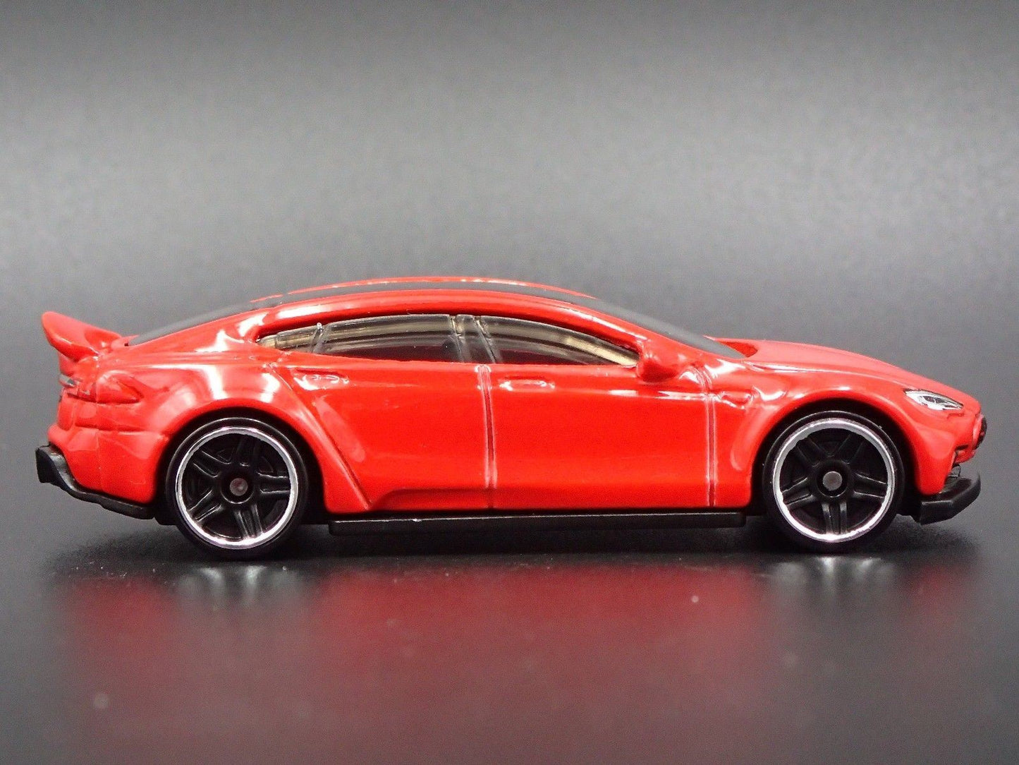 2012-2016 TESLA MODEL S RED 1/64 SCALE COLLECTIBLE DIORAMA DIECAST MODEL CAR