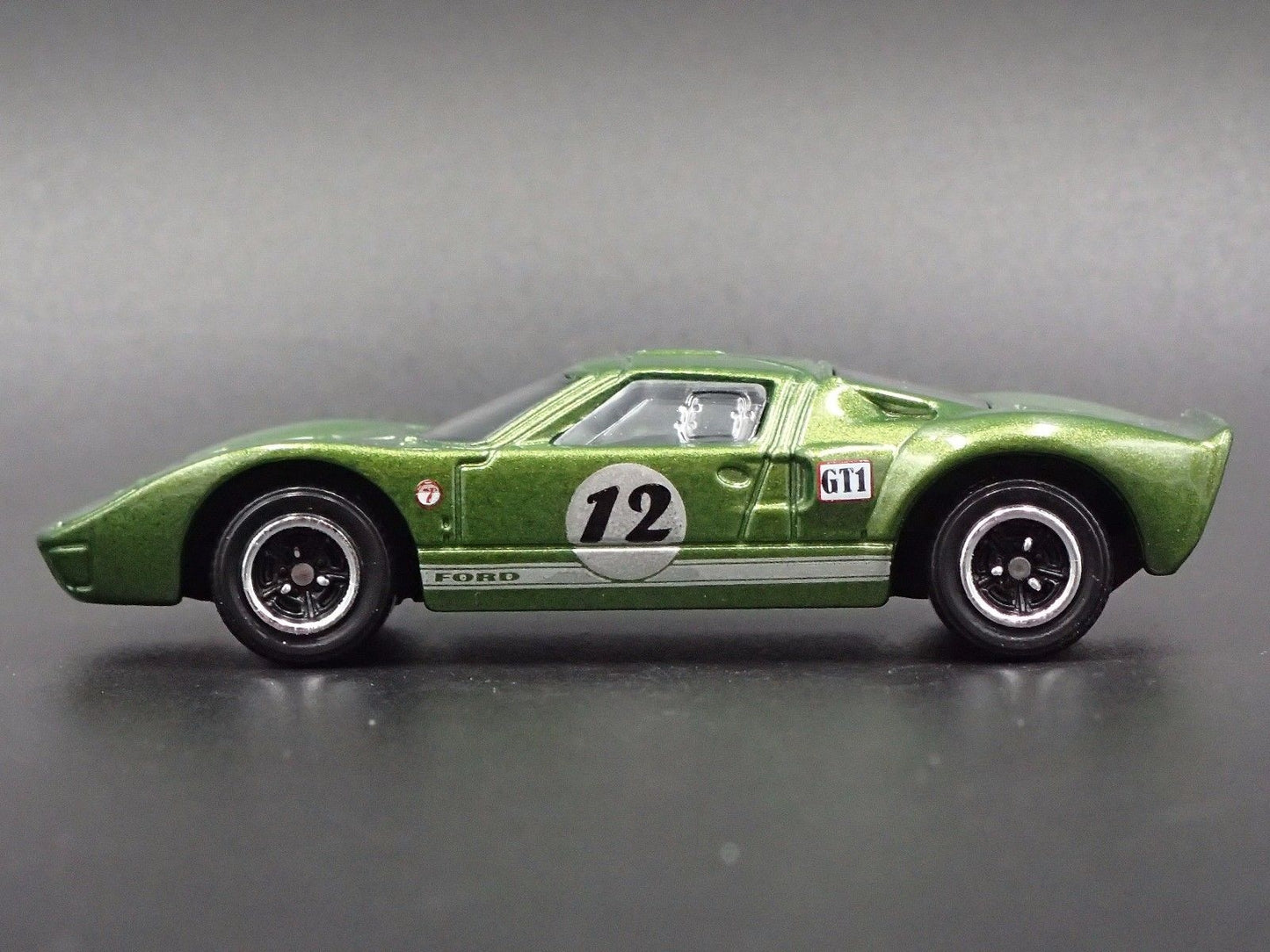 1965 FORD GT40 GREEN 1:64 SCALE LIMITED COLLECTIBLE DIORAMA DIECAST MODEL CAR