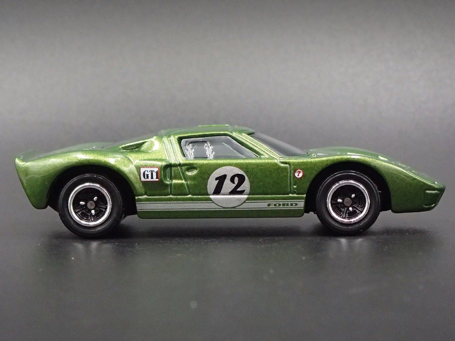 1965 FORD GT40 GREEN 1:64 SCALE LIMITED COLLECTIBLE DIORAMA DIECAST MODEL CAR