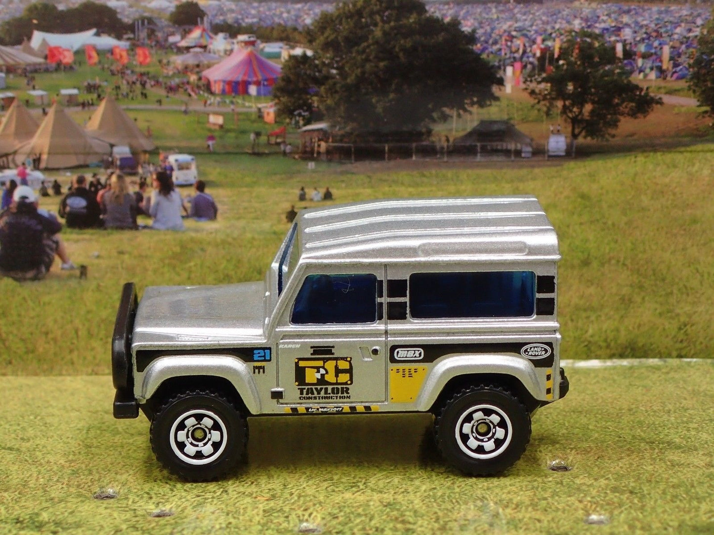 1984-1990 LAND ROVER 90 TAYLOR CONSTRUCTION 1/64 SCALE DIORAMA DIECAST MODEL CAR