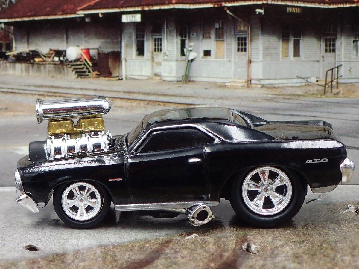1966 66 PONTIAC GTO 1/64 SCALE LIMITED COLLECTIBLE DIORAMA DIECAST MODEL CAR-Burning Rubber Toy Company