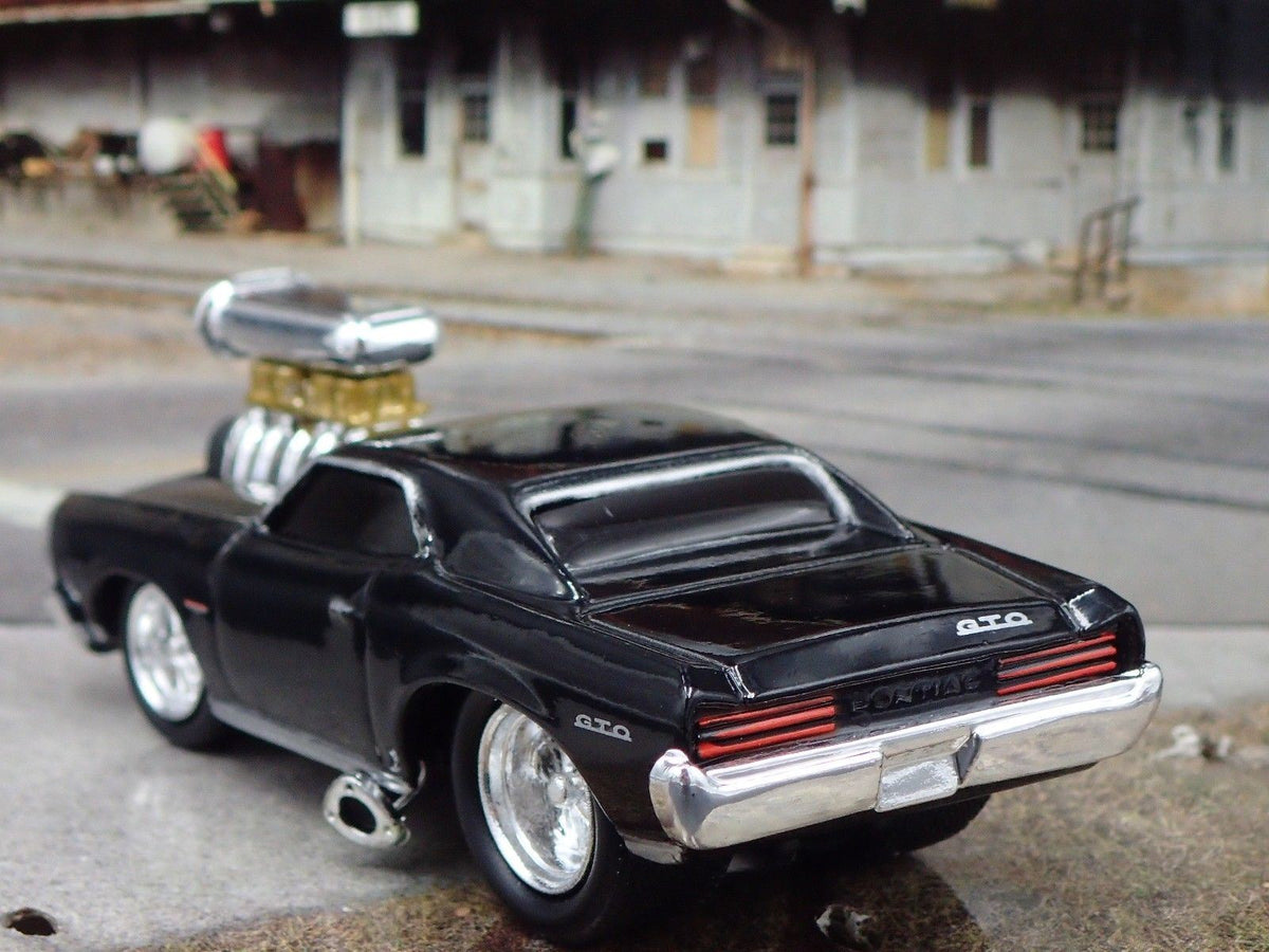 1966 66 PONTIAC GTO 1/64 SCALE LIMITED COLLECTIBLE DIORAMA DIECAST MODEL CAR-Burning Rubber Toy Company