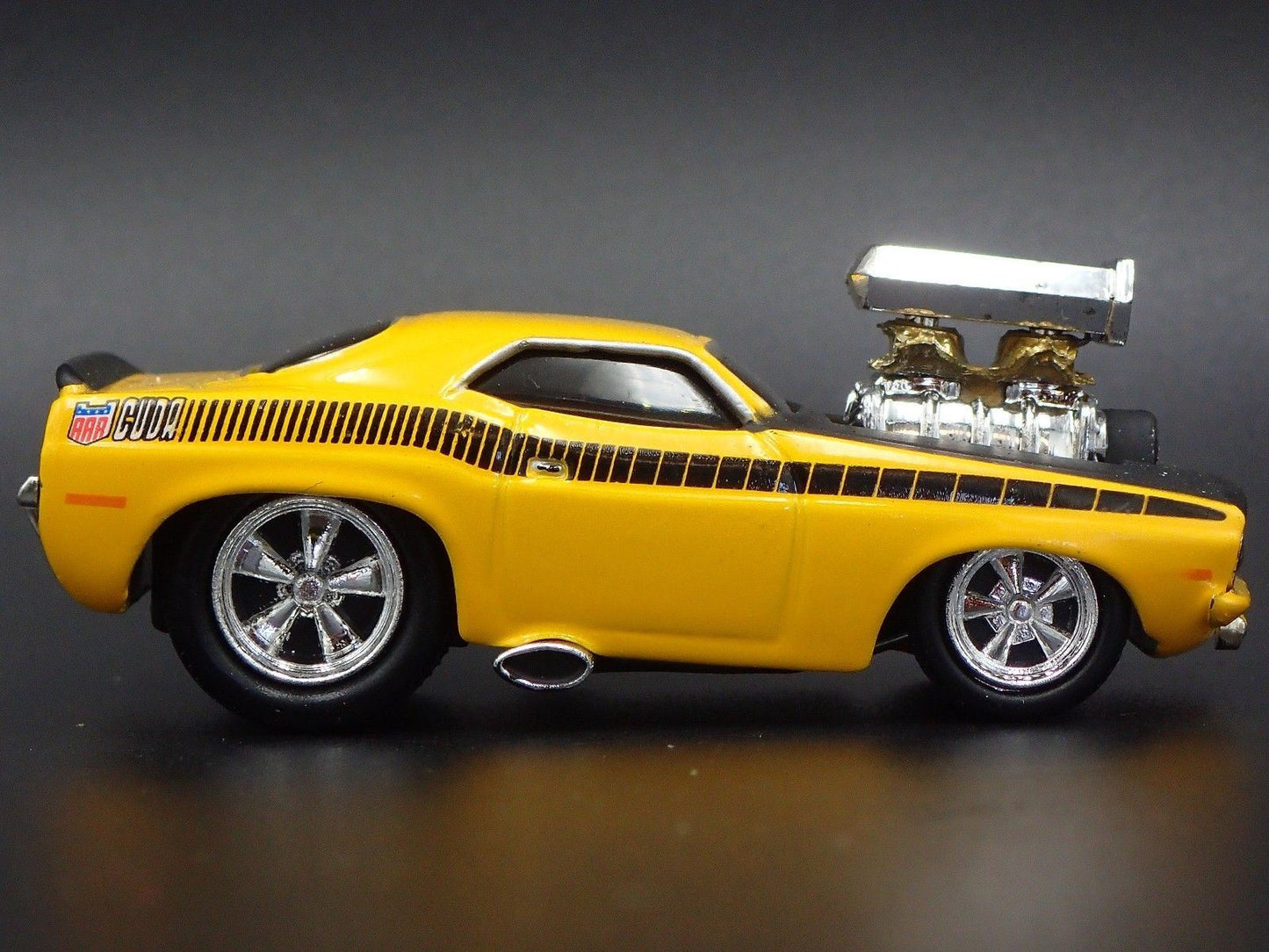 1970 70 PLYMOUTH AAR CUDA YELLOW 1:64 SCALE LIMITED DIORAMA DIECAST MODEL CAR