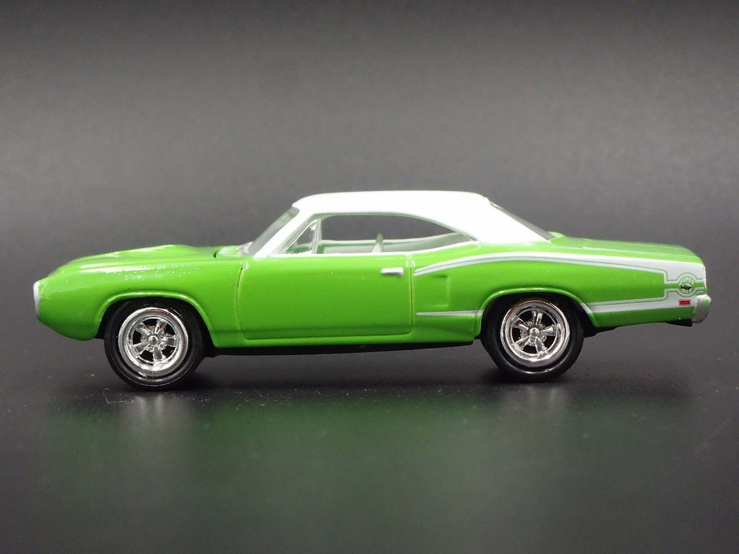 1970 DODGE CORONET SUPER BEE GREEN 1:64 SCALE LIMITED DIORAMA DIECAST MODEL CAR