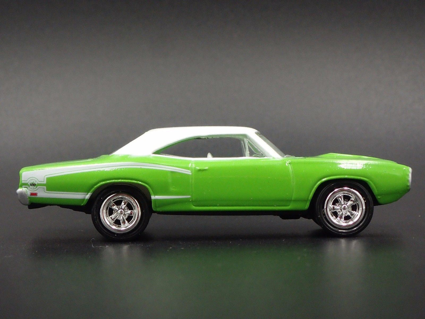 1970 DODGE CORONET SUPER BEE GREEN 1:64 SCALE LIMITED DIORAMA DIECAST MODEL CAR