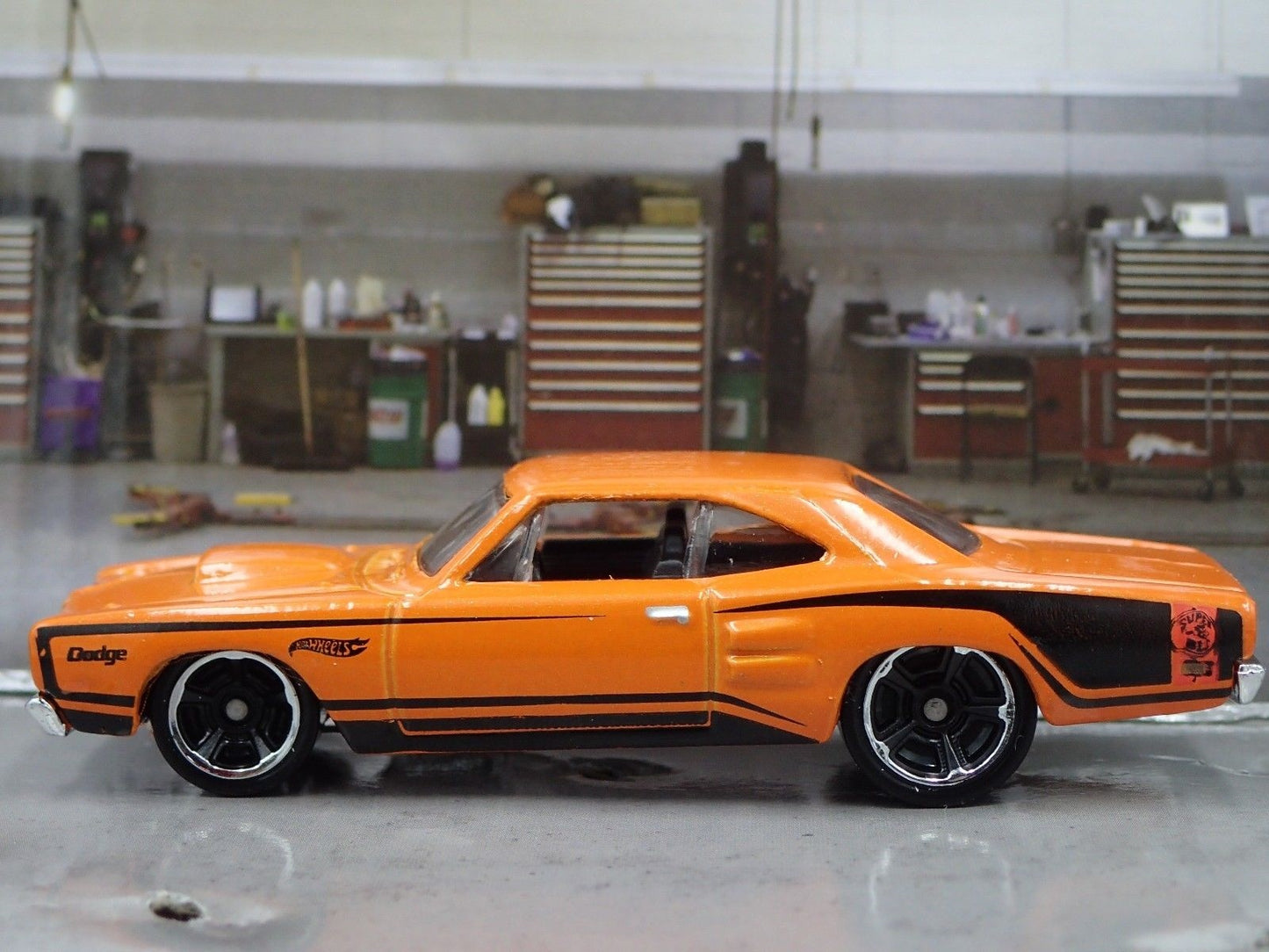 1969 69 DODGE CORONET SUPER BEE ORANGE 1:64 SCALE DIORAMA DIECAST MODEL CAR