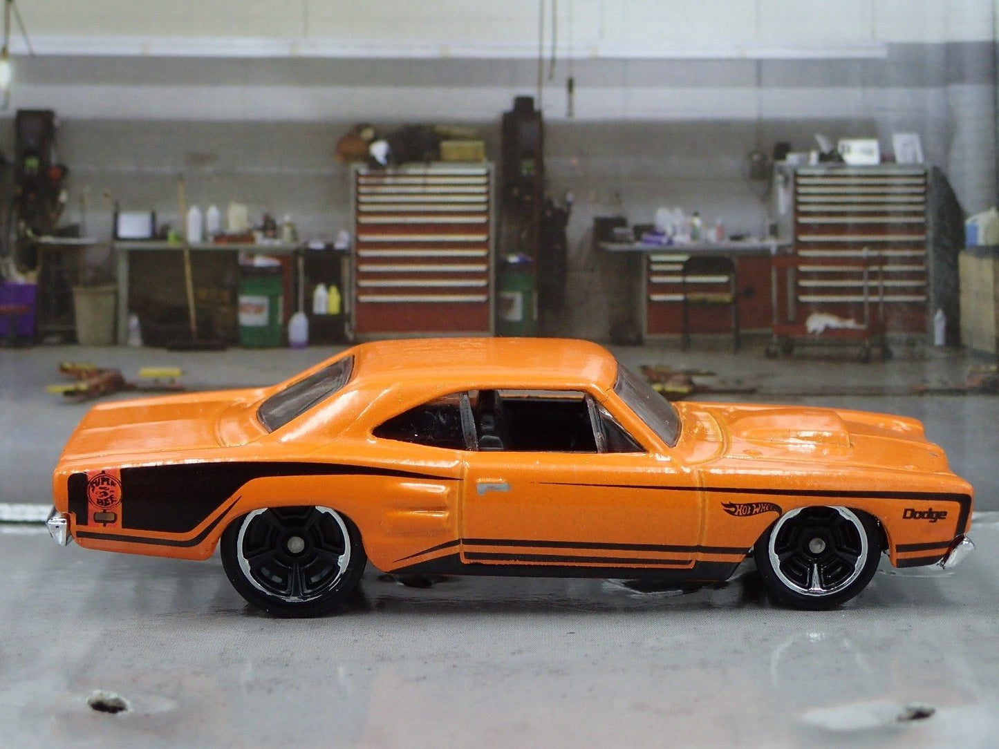 1969 69 DODGE CORONET SUPER BEE ORANGE 1:64 SCALE DIORAMA DIECAST MODEL CAR