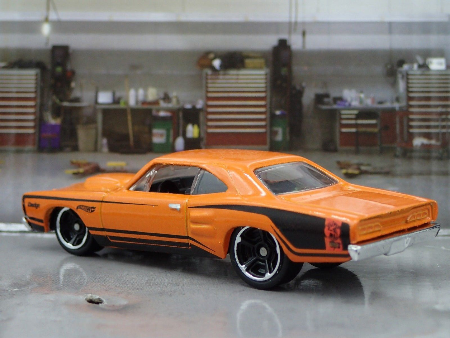 1969 69 DODGE CORONET SUPER BEE ORANGE 1:64 SCALE DIORAMA DIECAST MODEL CAR