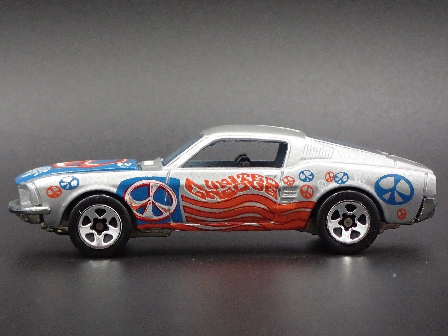 1968 68 FORD MUSTANG FASTBACK 1:64 SCALE COLLECTIBLE DIORAMA DIECAST MODEL CAR