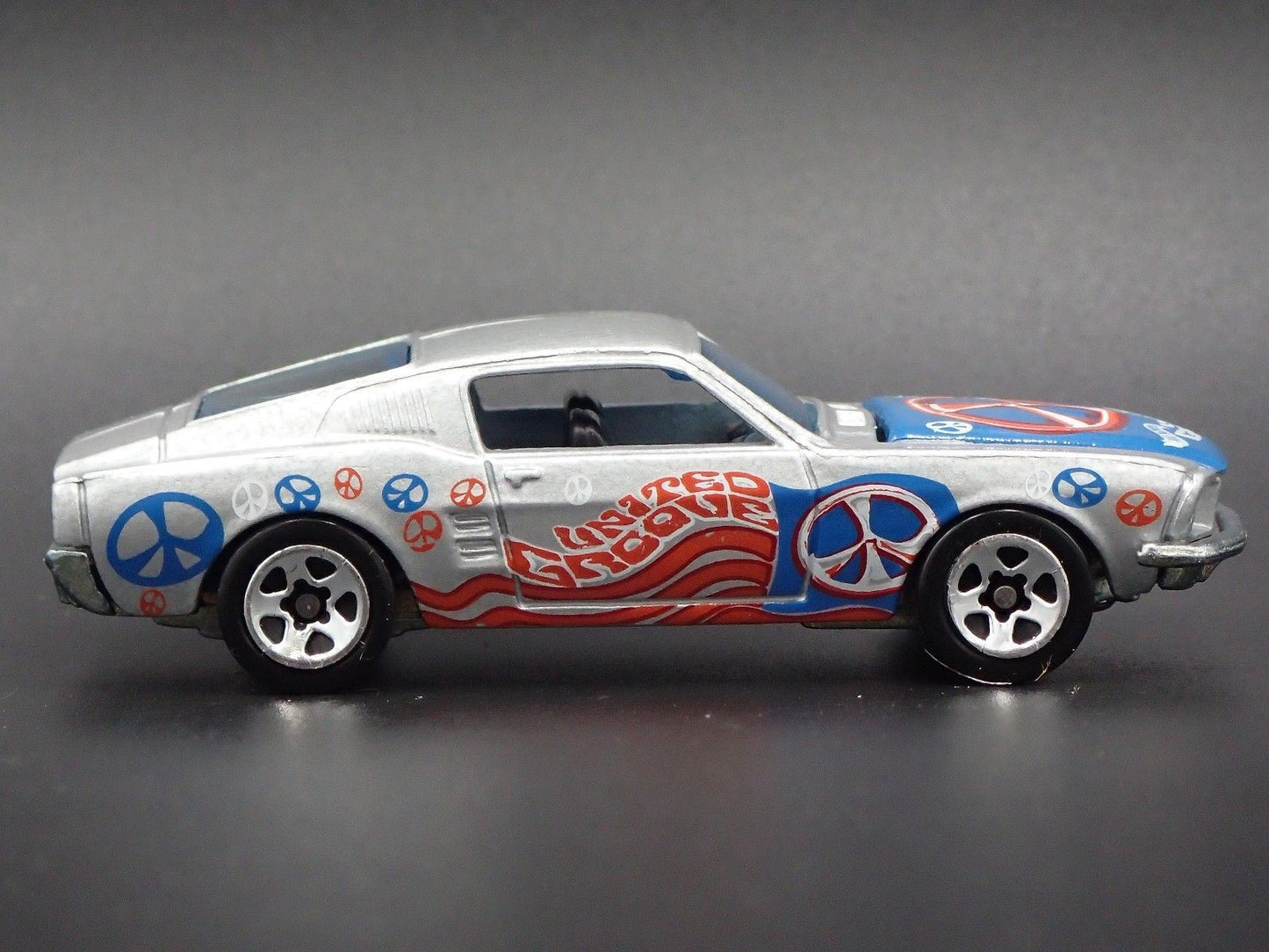 1968 68 FORD MUSTANG FASTBACK 1:64 SCALE COLLECTIBLE DIORAMA DIECAST MODEL CAR