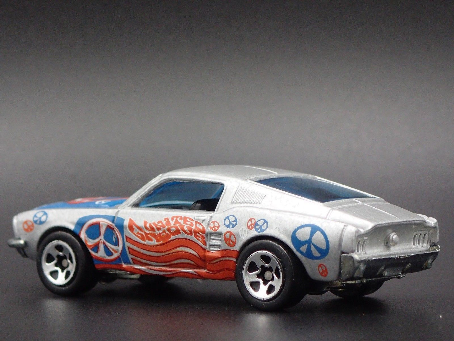 1968 68 FORD MUSTANG FASTBACK 1:64 SCALE COLLECTIBLE DIORAMA DIECAST MODEL CAR