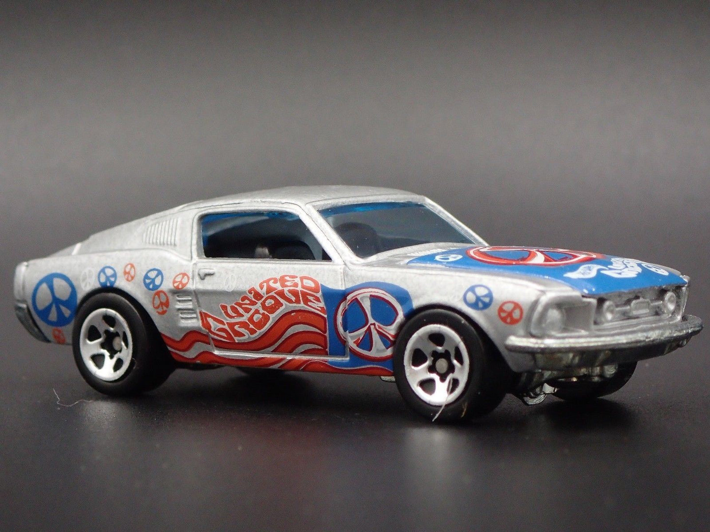 1968 68 FORD MUSTANG FASTBACK 1:64 SCALE COLLECTIBLE DIORAMA DIECAST MODEL CAR