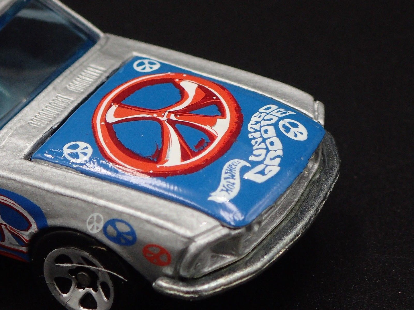 1968 68 FORD MUSTANG FASTBACK 1:64 SCALE COLLECTIBLE DIORAMA DIECAST MODEL CAR