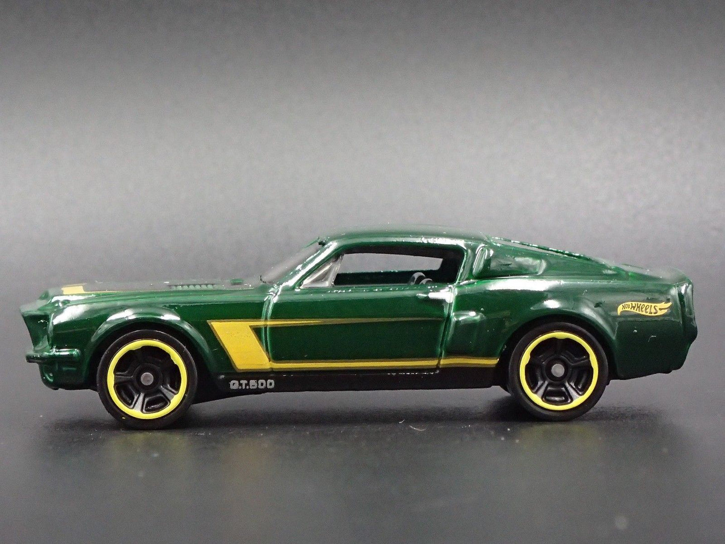 1968 68 FORD MUSTANG SHELBY GT500 FASTBACK 1:64 SCALE DIORAMA DIECAST MODEL CAR