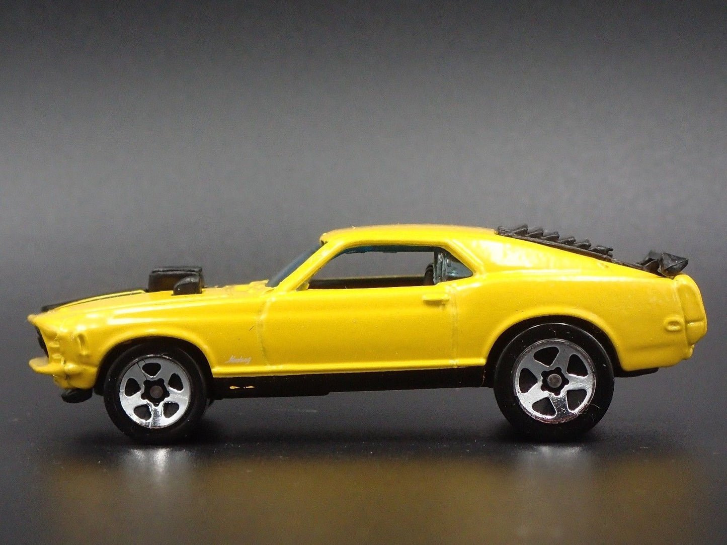 1970 70 FORD MUSTANG MACH 1 FASTBACK RARE 1:64 SCALE DIORAMA DIECAST MODEL CAR