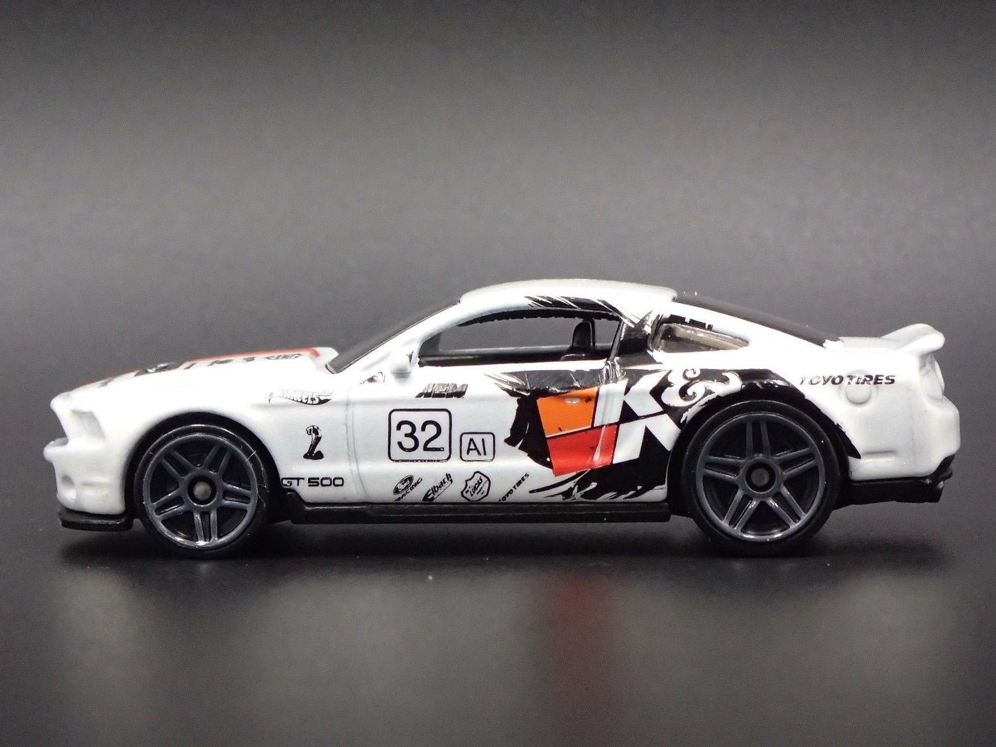 2010 10 FORD MUSTANG SHELBY GT500 K&N WHITE 1:64 SCALE DIORAMA DIECAST MODEL CAR