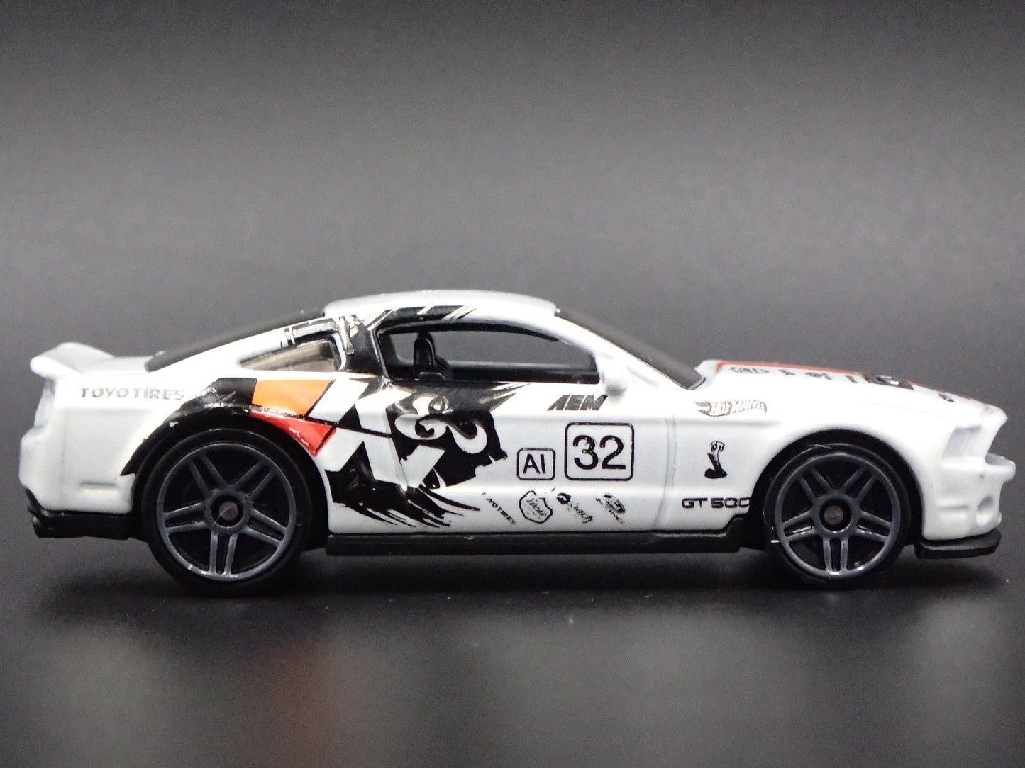 2010 10 FORD MUSTANG SHELBY GT500 K&N WHITE 1:64 SCALE DIORAMA DIECAST MODEL CAR