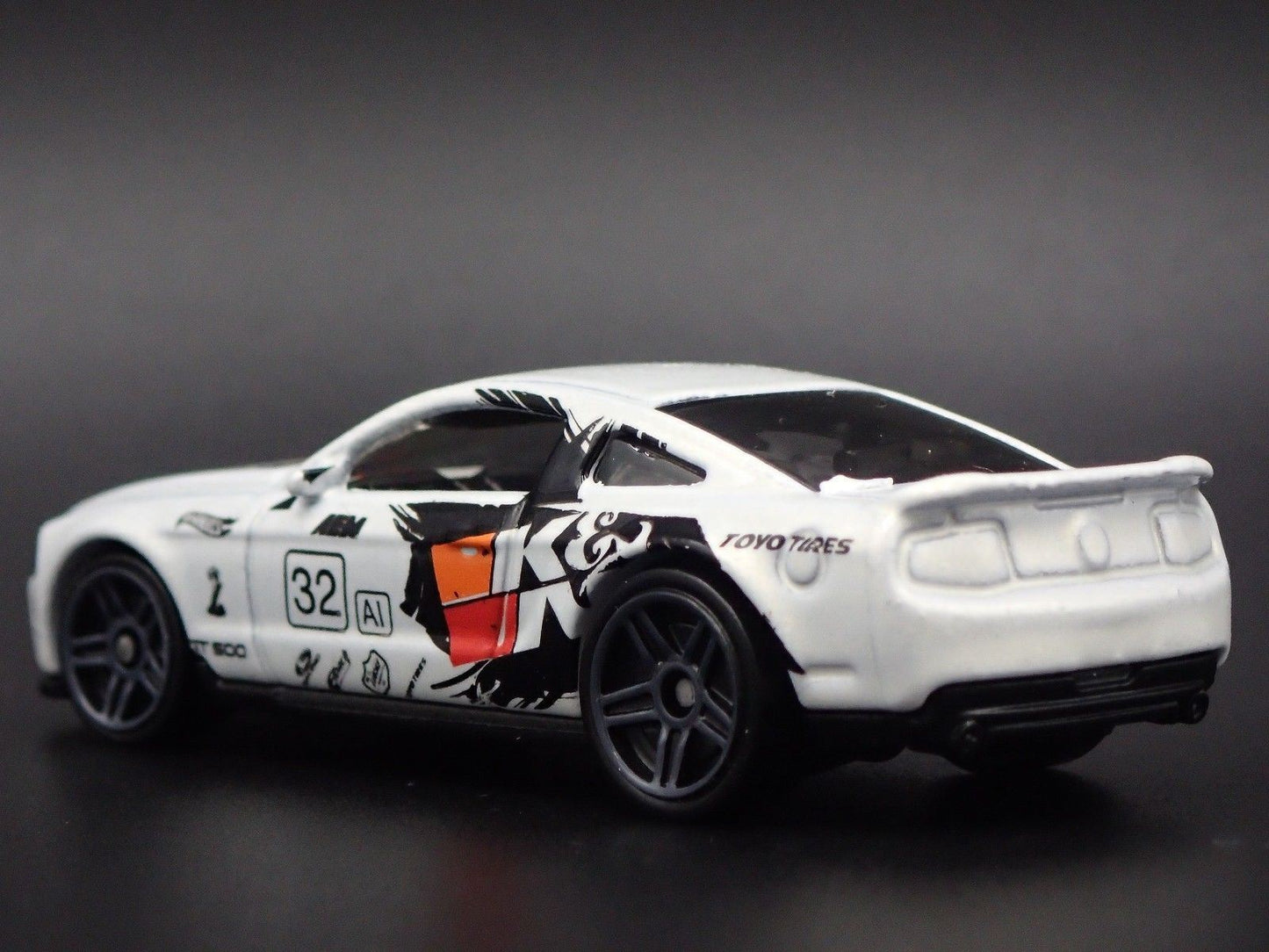 2010 10 FORD MUSTANG SHELBY GT500 K&N WHITE 1:64 SCALE DIORAMA DIECAST MODEL CAR