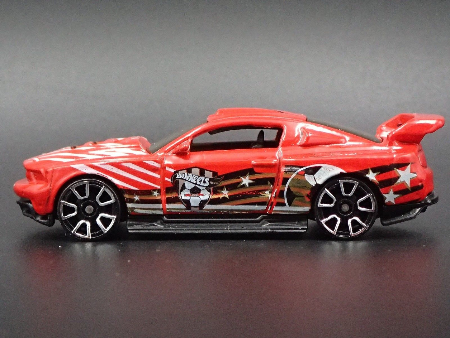 2012 12 FORD MUSTANG RACE CAR 1:64 SCALE COLLECTIBLE DIORAMA  DIECAST MODEL CAR