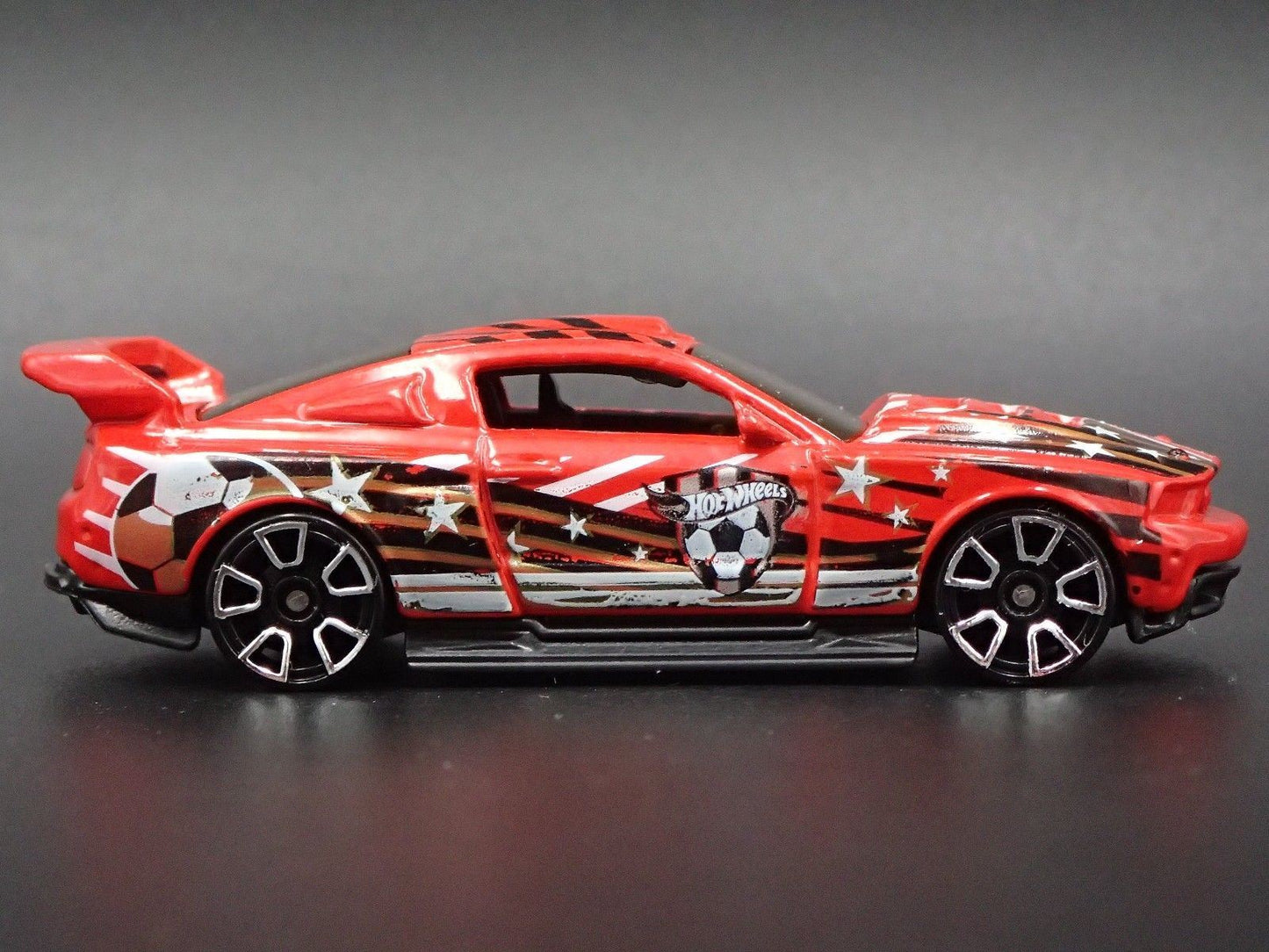 2012 12 FORD MUSTANG RACE CAR 1:64 SCALE COLLECTIBLE DIORAMA  DIECAST MODEL CAR