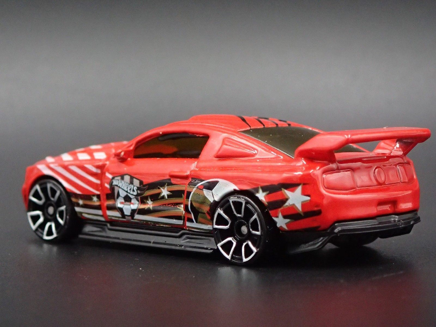 2012 12 FORD MUSTANG RACE CAR 1:64 SCALE COLLECTIBLE DIORAMA  DIECAST MODEL CAR