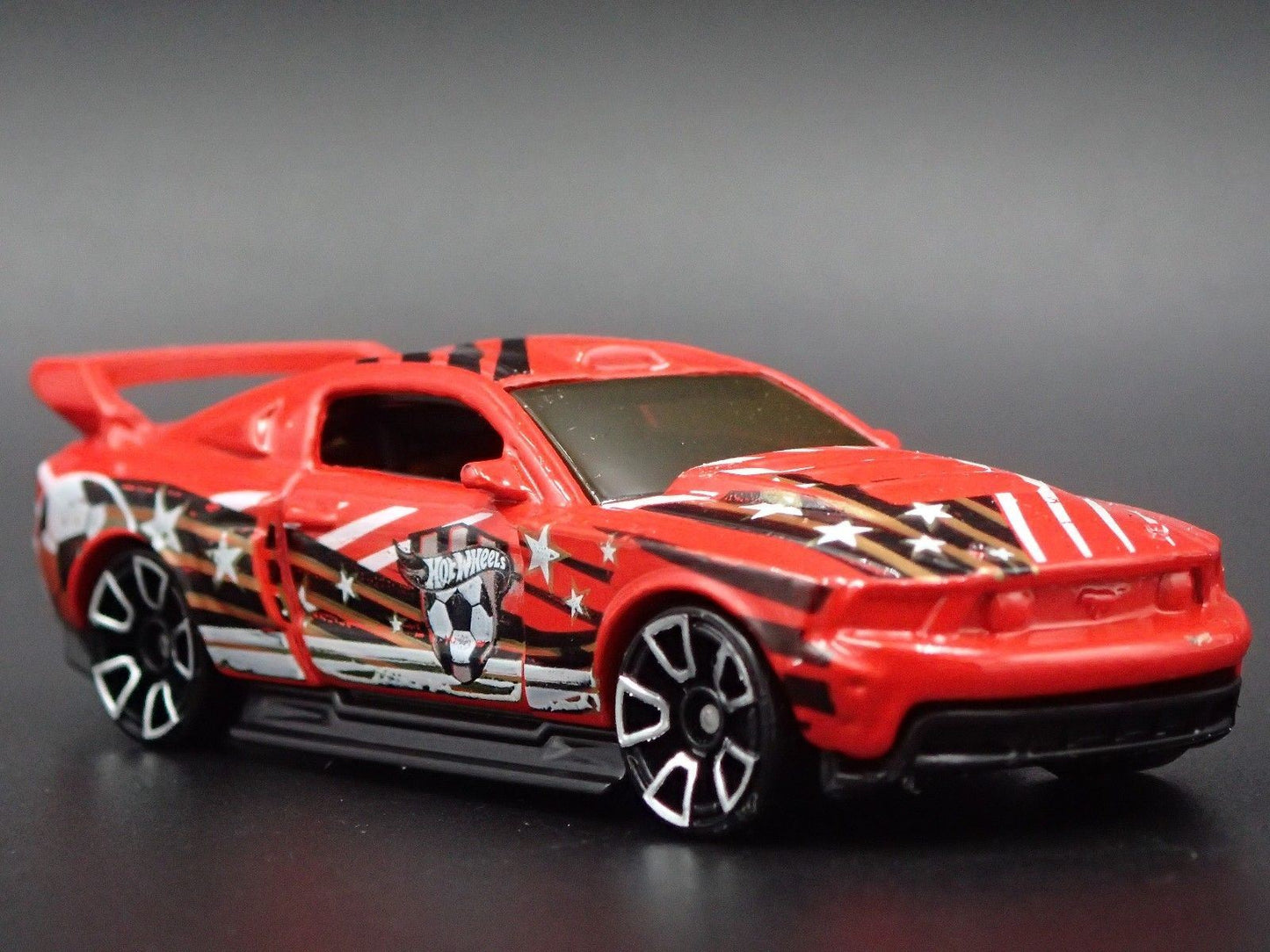 2012 12 FORD MUSTANG RACE CAR 1:64 SCALE COLLECTIBLE DIORAMA  DIECAST MODEL CAR