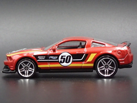 2012 12 FORD MUSTANG BOSS 302 LAGUNA SECA 1:64 SCALE DIECAST DIORAMA MODEL CAR