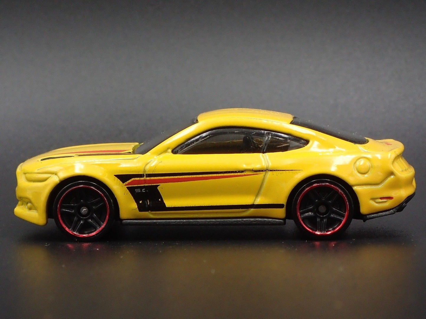 2015-2023 FORD MUSTANG GT 5.0 1/64 SCALE COLLECTIBLE DIORAMA DIECAST MODEL CAR