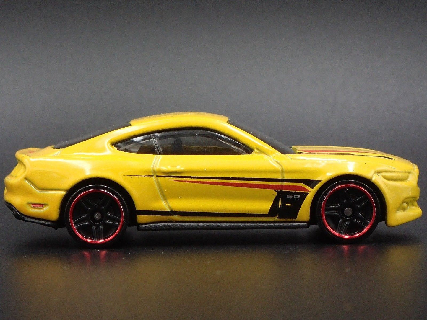 2015-2023 FORD MUSTANG GT 5.0 1/64 SCALE COLLECTIBLE DIORAMA DIECAST MODEL CAR