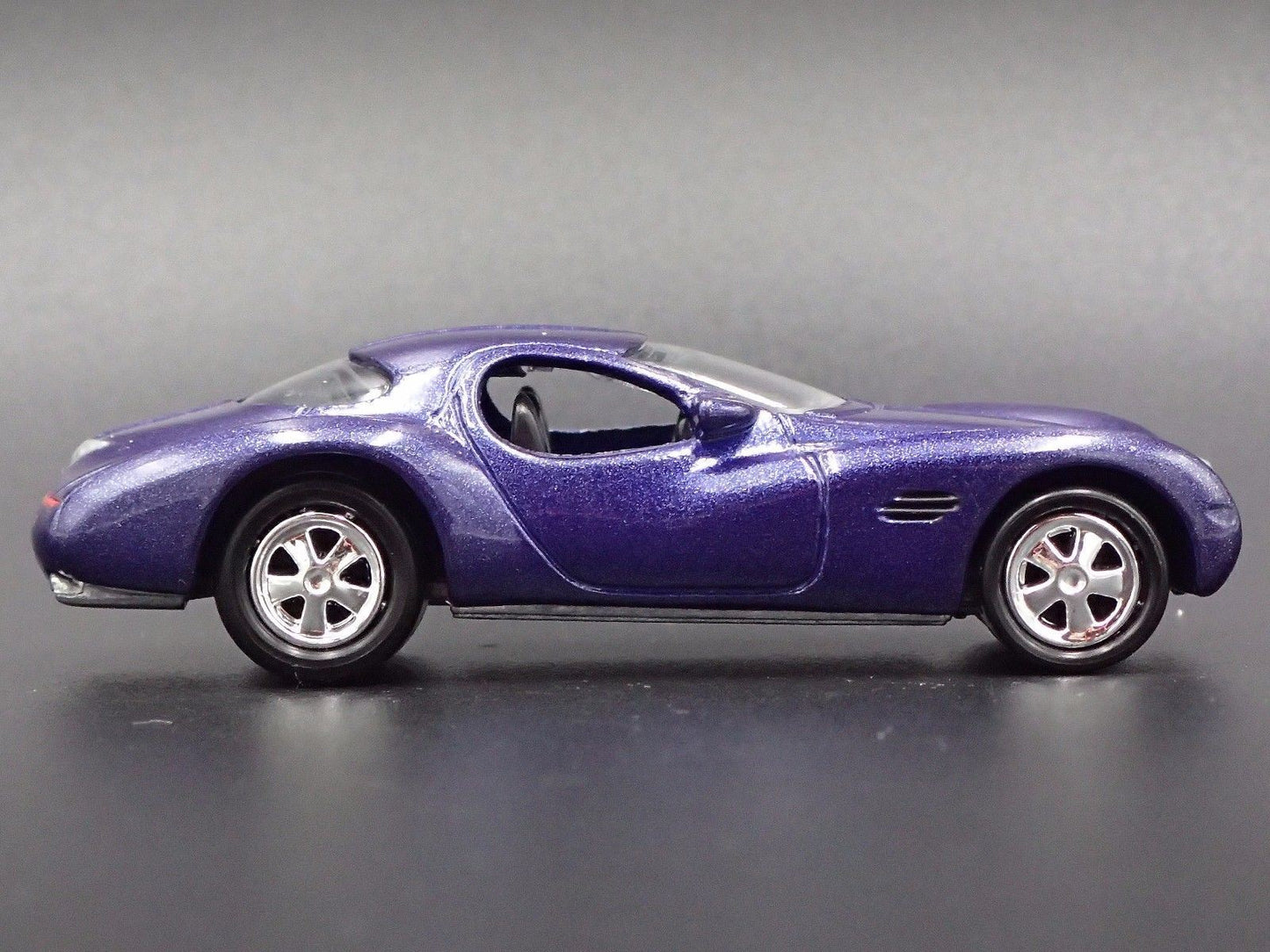 1995 95 CHRYSLER ATLANTIC CONCEPT PURPLE 1:64 SCALE DIORAMA DIECAST MODEL CAR