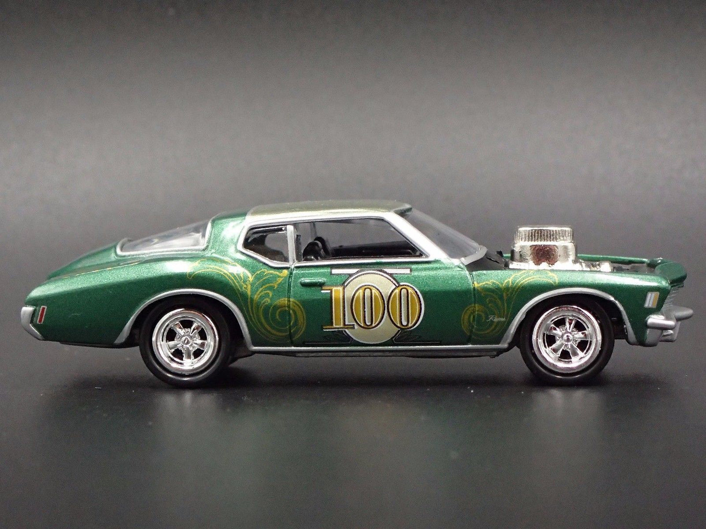 1972 72 BUICK RIVIERA GREEN 1/64 SCALE COLLECTIBLE DIORAMA DIECAST MODEL CAR