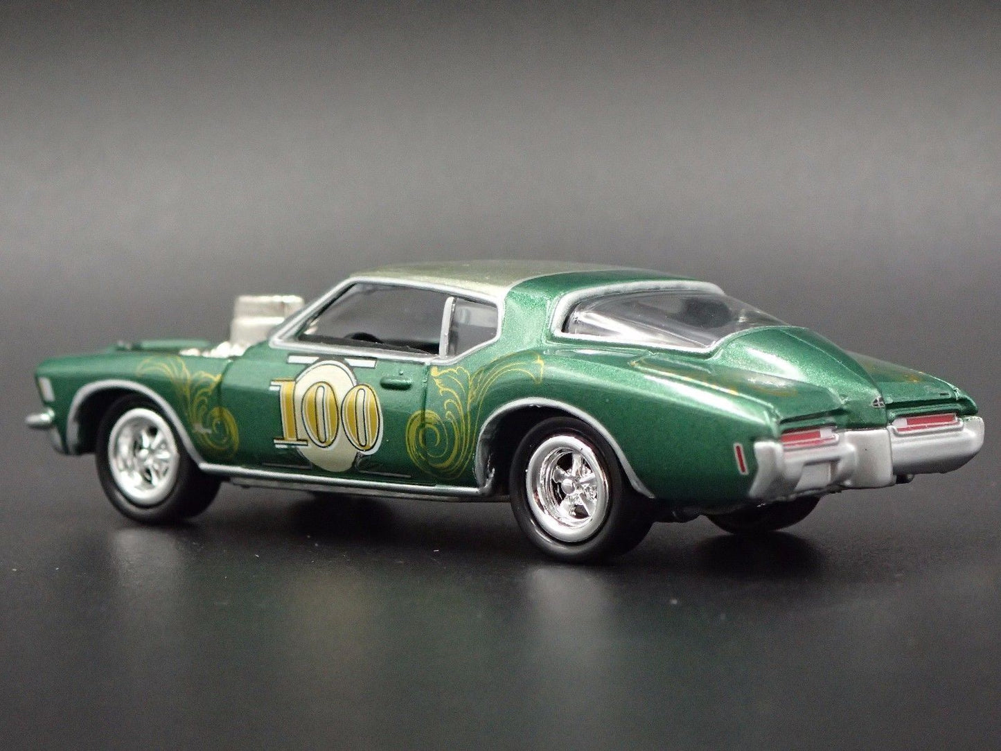 1972 72 BUICK RIVIERA GREEN 1/64 SCALE COLLECTIBLE DIORAMA DIECAST MODEL CAR