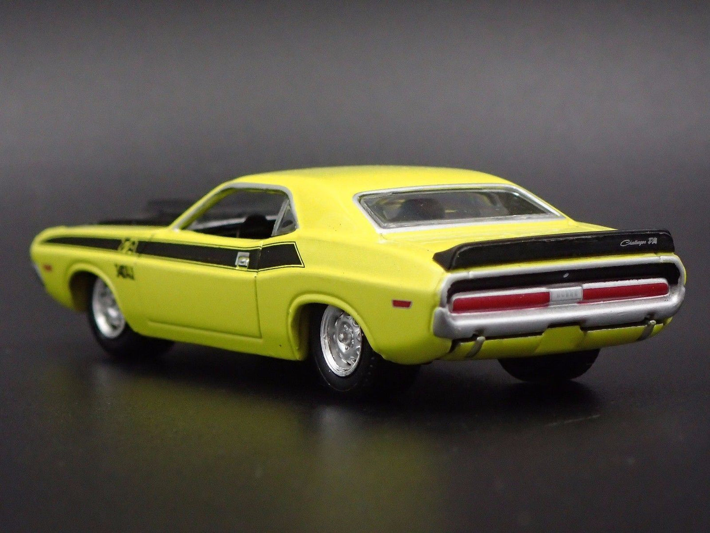 1970 70 DODGE CHALLENGER TA 1/64 SCALE COLLECTIBLE DIORAMA DIECAST MODEL CAR