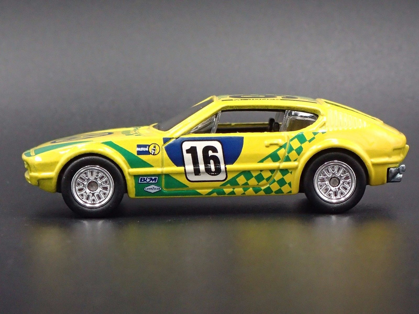 1972-1976 VW VOLKSWAGEN SP2. 1:64 SCALE COLLECTIBLE DIORAMA DIECAST MODEL CAR