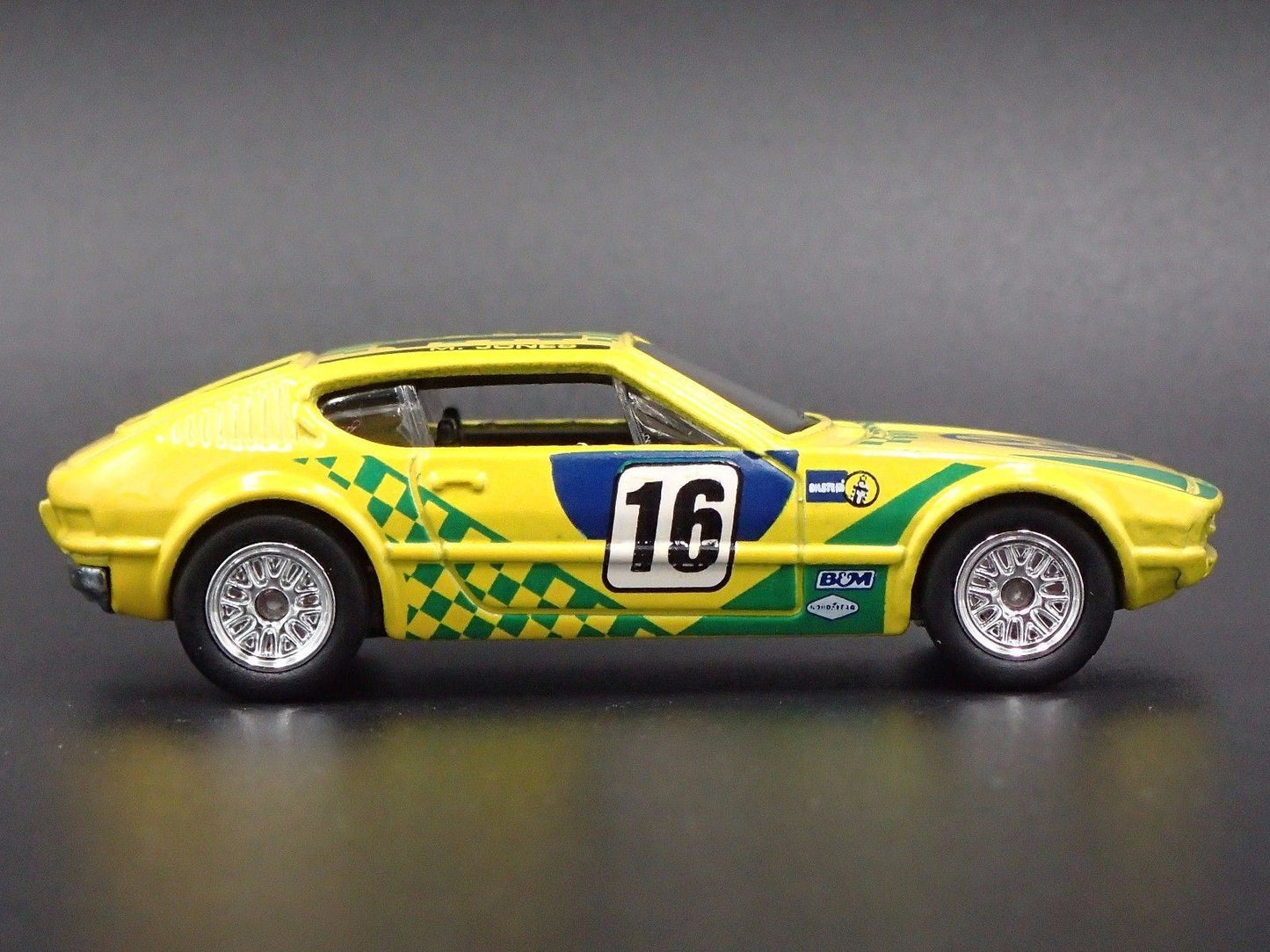 1972-1976 VW VOLKSWAGEN SP2. 1:64 SCALE COLLECTIBLE DIORAMA DIECAST MODEL CAR