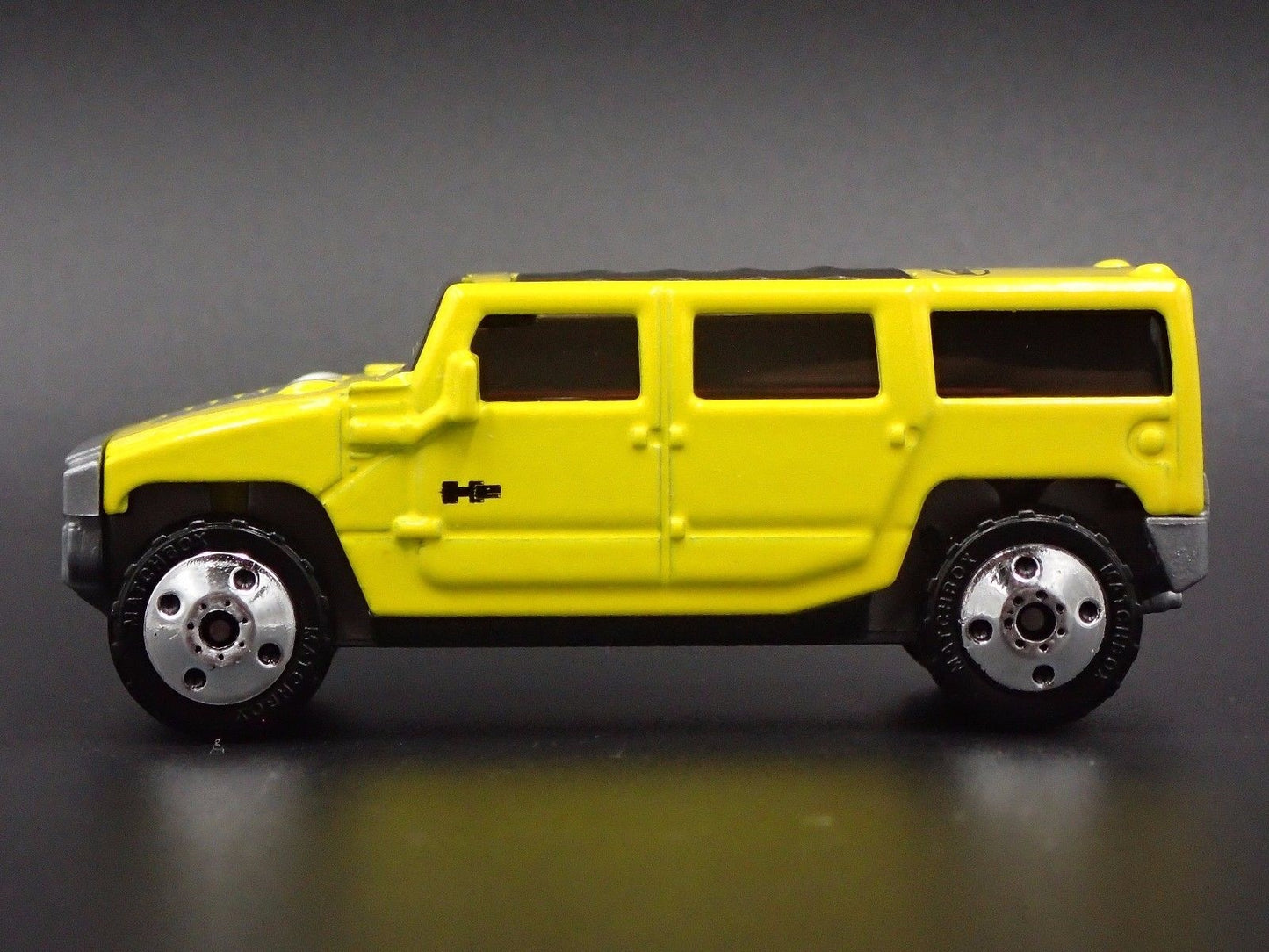 2003-2009 HUMMER H2 SUV YELLOW 1:72 SCALE COLLECTIBLE DIORAMA DIECAST MODEL CAR