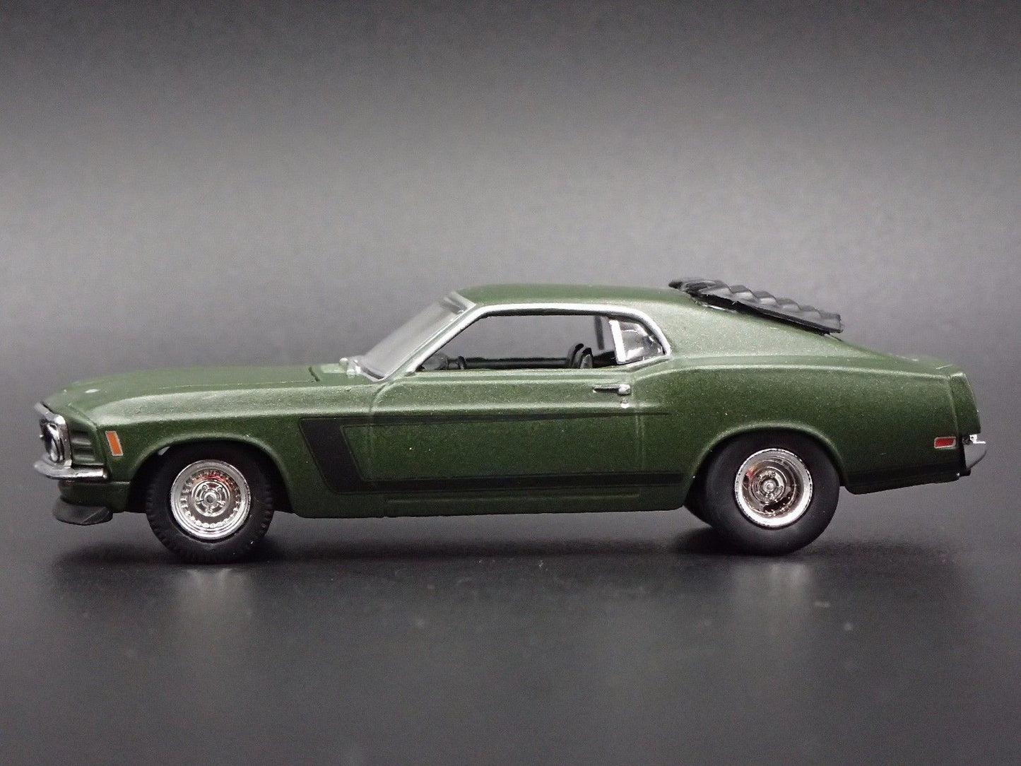 1970 70 FORD MUSTANG GRABBER FASTBACK GREEN 1:64 SCALE DIORAMA DIECAST MODEL CAR