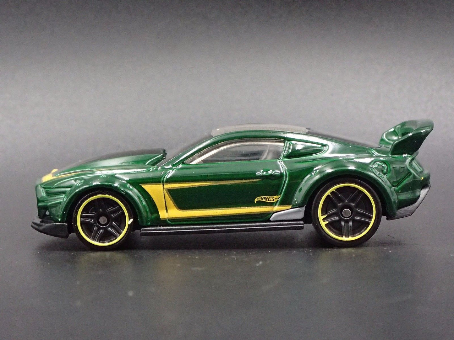 2015-2023 FORD MUSTANG RACE CAR 1:64 SCALE COLLECTIBLE DIORAMA DIECAST MODEL CAR