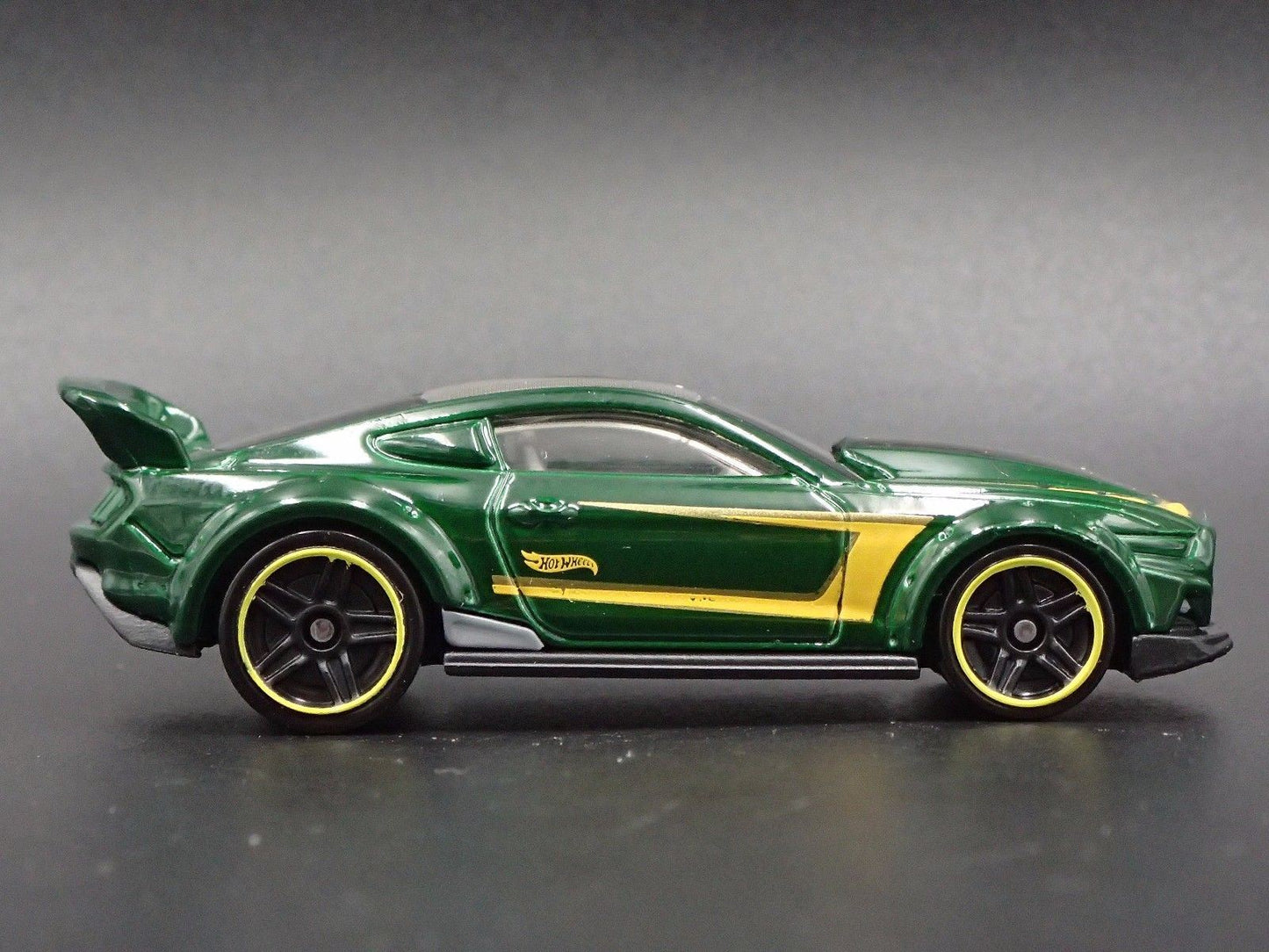 2015-2023 FORD MUSTANG RACE CAR 1:64 SCALE COLLECTIBLE DIORAMA DIECAST MODEL CAR