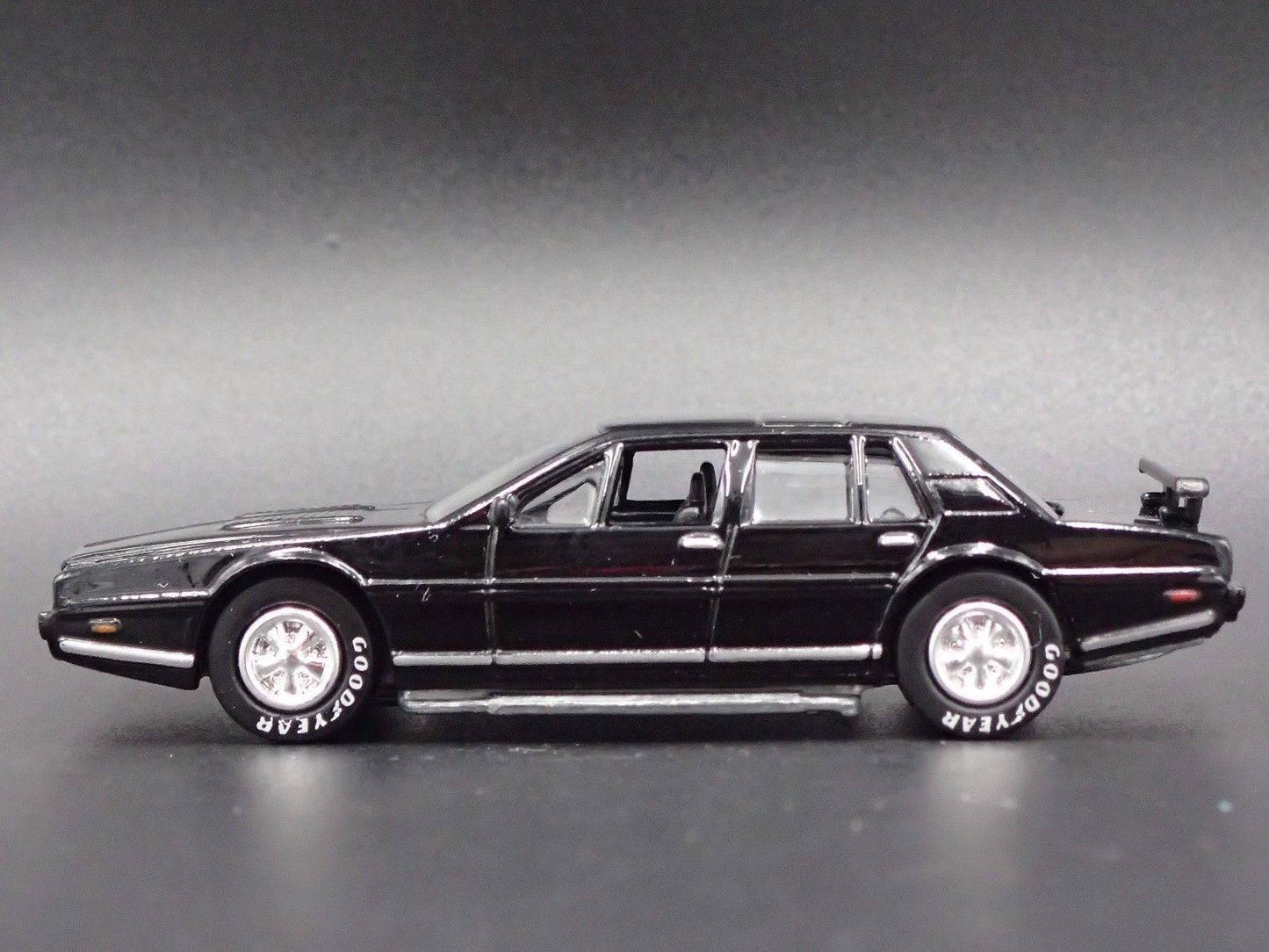 1984 84 ASTON MARTIN LAGONDA EVEL KNIEVEL'S CUSTOM 1:64 SCALE DIECAST MODEL CAR