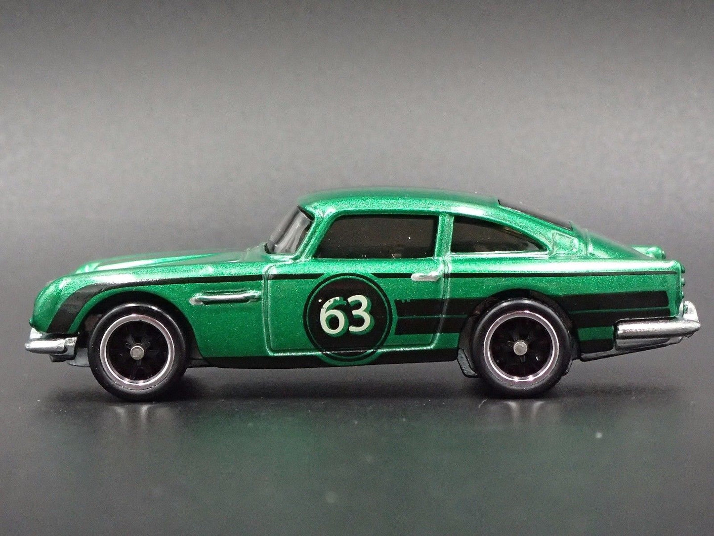 1963-1965 ASTON MARTIN DB5 GREEN 1/64 SCALE COLLECTIBLE DIECAST MODEL CAR