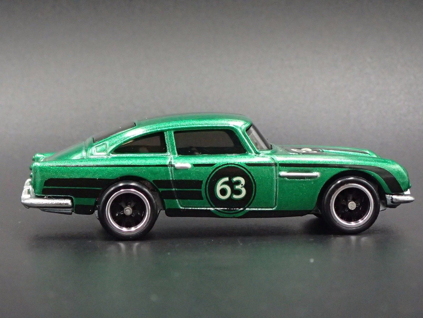1963-1965 ASTON MARTIN DB5 GREEN 1/64 SCALE COLLECTIBLE DIECAST MODEL CAR