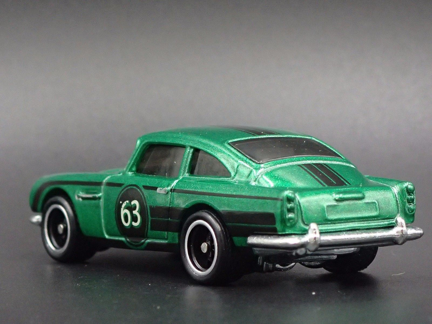 1963-1965 ASTON MARTIN DB5 GREEN 1/64 SCALE COLLECTIBLE DIECAST MODEL CAR