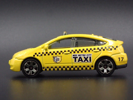 2003-2008 TOYOTA PRIUS TAXI YELLOW 1/64 SCALE COLLECTIBLE DIORAMA DIECAST MODEL