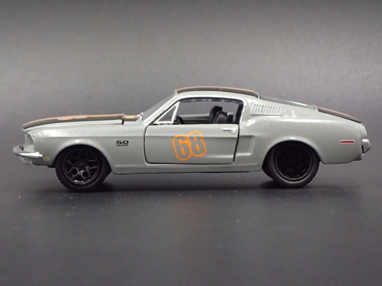 1968 68 FORD MUSTANG FASTBACK 2+2 GRAY 1:64 SCALE DIORAMA DIECAST MODEL CAR