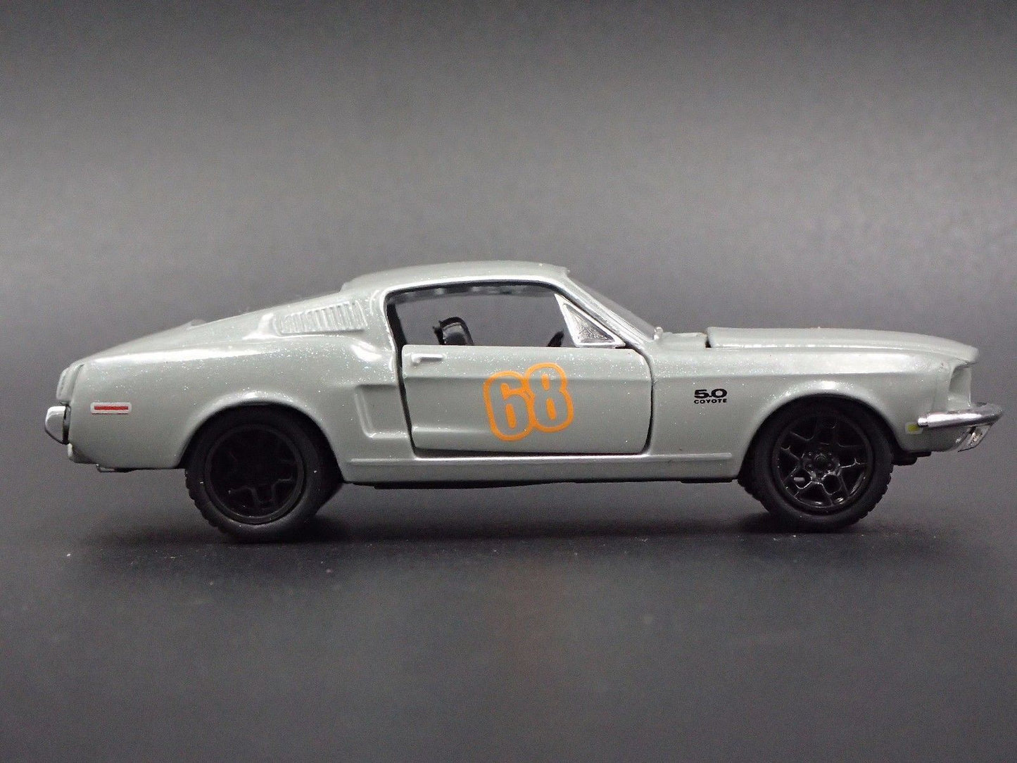1968 68 FORD MUSTANG FASTBACK 2+2 GRAY 1:64 SCALE DIORAMA DIECAST MODEL CAR
