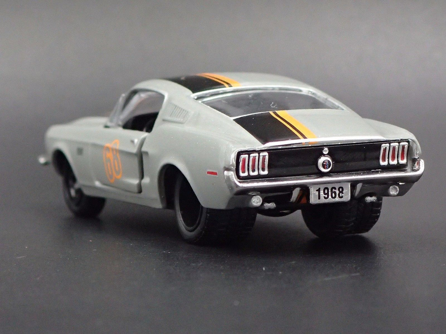 1968 68 FORD MUSTANG FASTBACK 2+2 GRAY 1:64 SCALE DIORAMA DIECAST MODEL CAR